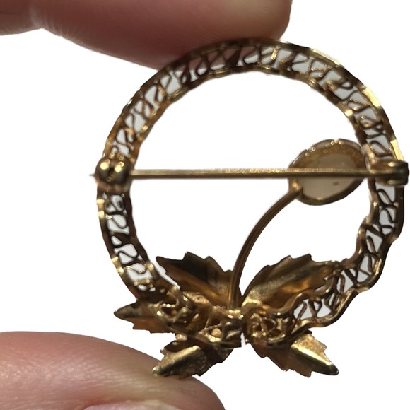 🎈$10 add on - Vtg Gold Tone Floral Brooch With Cream Pearl. - Picture 3 of 3